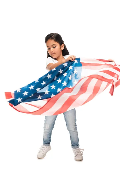 Niño latino en vaqueros de pie con bandera americana aislado en blanco - foto de stock