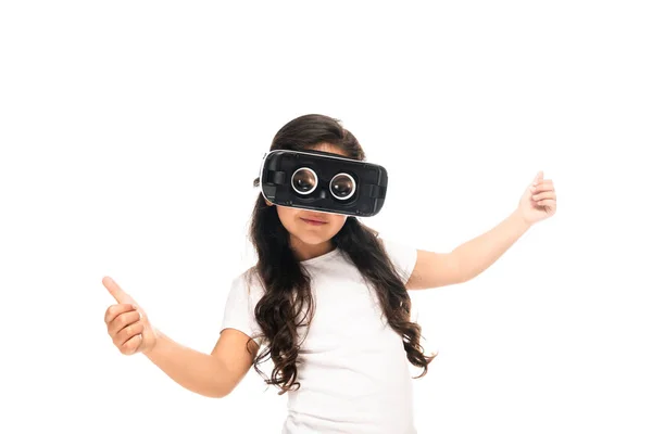 Niño latino mostrando pulgares hacia arriba mientras usa auriculares de realidad virtual aislados en blanco - foto de stock
