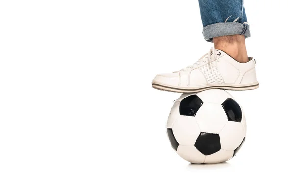 Ausgeschnittene Ansicht eines Mannes, der in der Nähe eines Fußballs steht, isoliert auf Weiß — Stockfoto