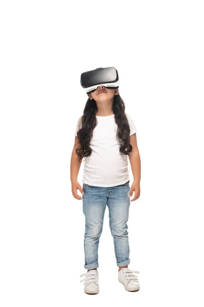 Mignon enfant latin portant casque de réalité virtuelle isolé sur blanc — Photo de stock