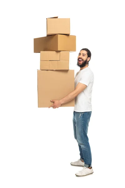 Веселий латинський чоловік тримає картонні коробки і посміхається ізольовано на білому — стокове фото