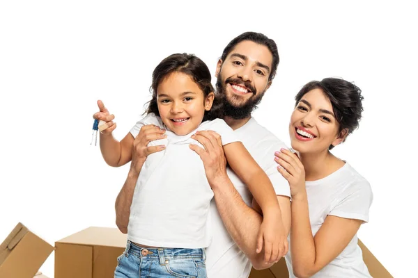 Feliz padre latino sosteniendo en brazos lindo niño sosteniendo llaves y sonriendo aislado en blanco - foto de stock