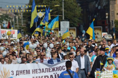 Zaporijya, Ukrayna 24 Ağustos 2016: bağımsızlık günü Ukrayna. İnsanlar ile Mart kutlamak