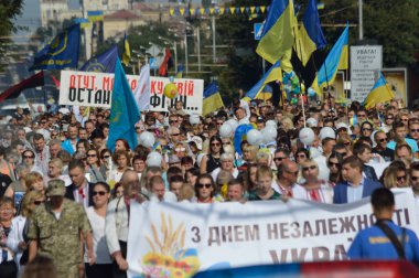 Zaporijya, Ukrayna 24 Ağustos 2016: bağımsızlık günü Ukrayna. İnsanlar ile Mart kutlamak
