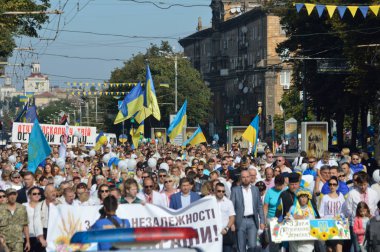 Zaporijya, Ukrayna 24 Ağustos 2016: bağımsızlık günü Ukrayna. İnsanlar ile Mart kutlamak