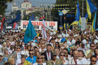 Zaporijya, Ukrayna 24 Ağustos 2016: bağımsızlık günü Ukrayna. İnsanlar ile Mart kutlamak
