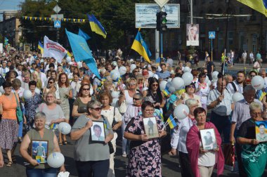 Zaporijya, Ukrayna 24 Ağustos 2016: bağımsızlık günü Ukrayna. İnsanlar ile Mart kutlamak