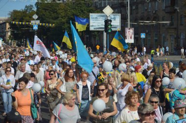 Zaporijya, Ukrayna 24 Ağustos 2016: bağımsızlık günü Ukrayna. İnsanlar ile Mart kutlamak