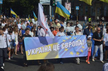 Zaporijya, Ukrayna 24 Ağustos 2016: bağımsızlık günü Ukrayna. İnsanlar ile Mart kutlamak