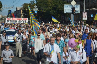Zaporijya, Ukrayna 24 Ağustos 2016: bağımsızlık günü Ukrayna. İnsanlar ile Mart kutlamak