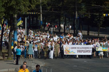 Zaporijya, Ukrayna 24 Ağustos 2016: bağımsızlık günü Ukrayna. İnsanlar Mart ve ulus simgecilik ile kutlamak