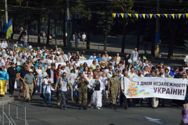 Zaporijya, Ukrayna 24 Ağustos 2016: bağımsızlık günü Ukrayna. İnsanlar Mart ve ulus simgecilik ile kutlamak