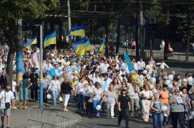 Zaporijya, Ukrayna 24 Ağustos 2016: bağımsızlık günü Ukrayna. İnsanlar Mart ve ulus simgecilik ile kutlamak