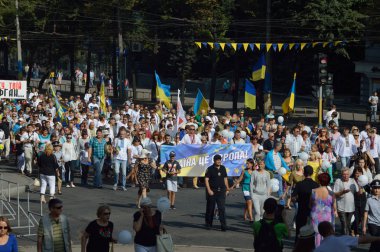 Zaporijya, Ukrayna 24 Ağustos 2016: bağımsızlık günü Ukrayna. İnsanlar Mart ve ulus simgecilik ile kutlamak