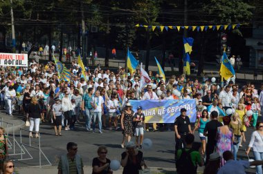 Zaporijya, Ukrayna 24 Ağustos 2016: bağımsızlık günü Ukrayna. İnsanlar ile Mart kutlamak