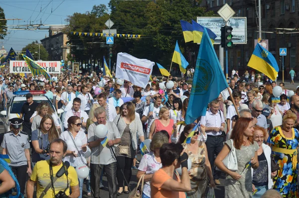 Zaporijya, Ukrayna 24 Ağustos 2016: bağımsızlık günü Ukrayna. İnsanlar ile Mart kutlamak