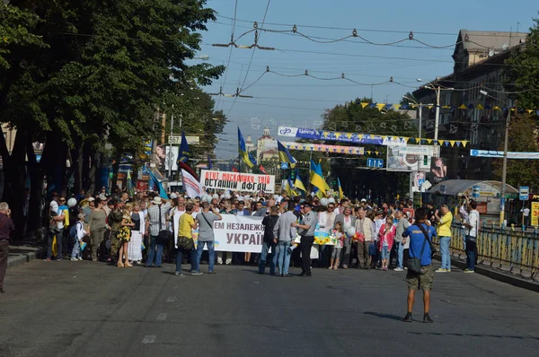 Запоріжжя, Україна 24 серпня 2016: День незалежності України. Люди святкують з березня і нації символікою — стокове фото