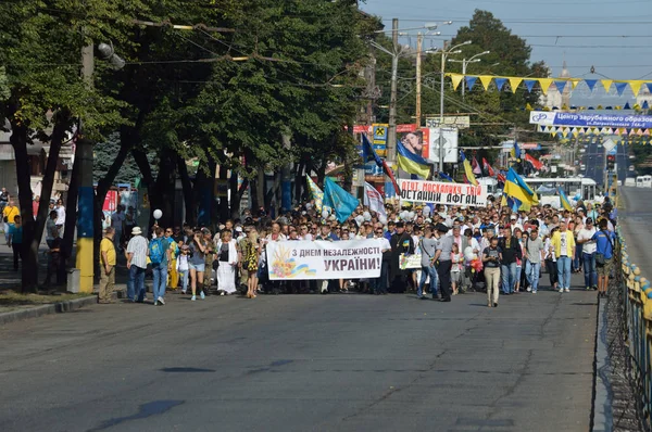 Запоріжжя, Україна 24 серпня 2016: День незалежності України. Люди святкують з березня і нації символікою — стокове фото