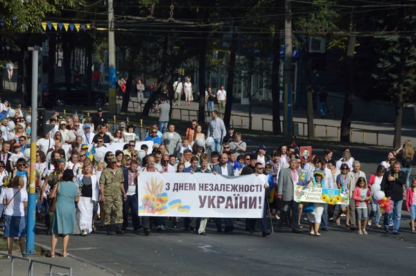 ZAPORIZHIA, UCRÂNIA 24 de agosto de 2016: Dia da Independência da Ucrânia. As pessoas celebram com símbolos de marcha e nação — Fotografia de Stock