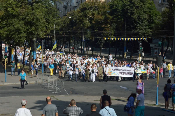 Запоріжжя, Україна 24 серпня 2016: День незалежності України. Люди святкують з березня і нації символікою — стокове фото