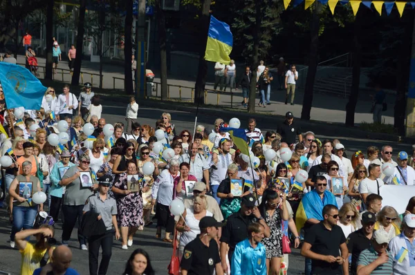 Запоріжжя, Україна 24 серпня 2016: День незалежності України. Люди святкують з березня і нації символікою — стокове фото