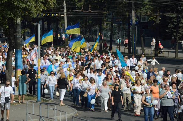 Запоріжжя, Україна 24 серпня 2016: День незалежності України. Люди святкують з березня і нації символікою — стокове фото