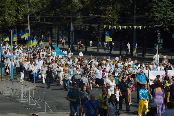 Запоріжжя, Україна 24 серпня 2016: День незалежності України. Люди святкують з березня і нації символікою — стокове фото