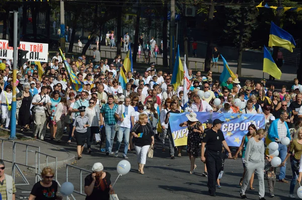 Запоріжжя, Україна 24 серпня 2016: День незалежності України. Люди святкують з березня і нації символікою — стокове фото