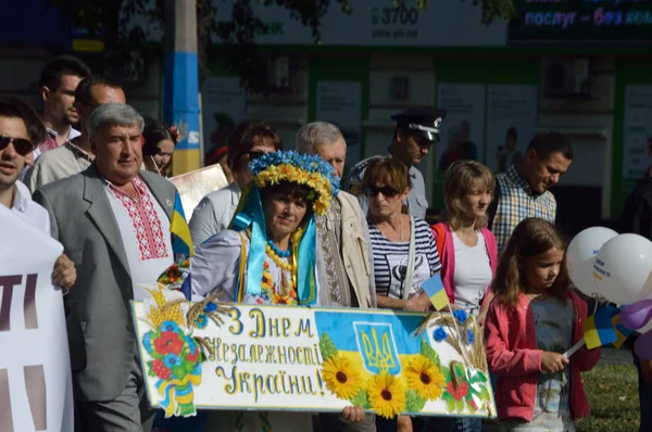 Запоріжжя, Україна 24 серпня 2016: День незалежності України. Люди святкують з березня і нації символікою — стокове фото