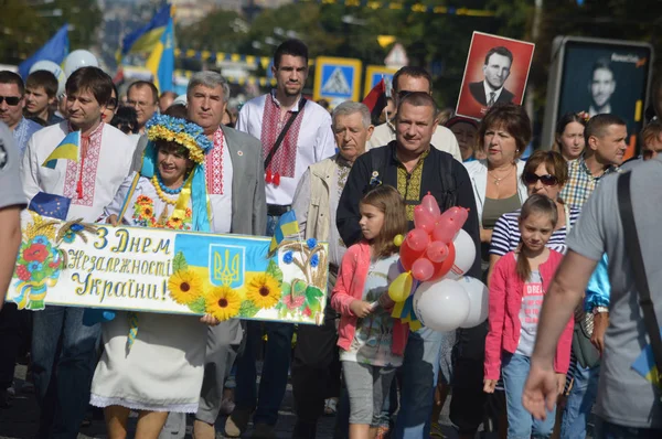 Запоріжжя, Україна 24 серпня 2016: День незалежності України. Люди святкують з березня і нації символікою — стокове фото