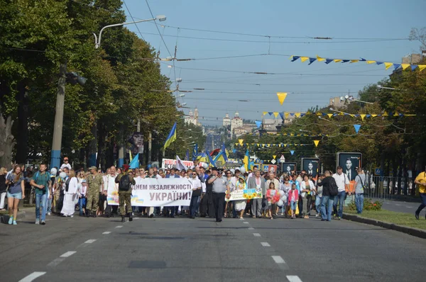 Запоріжжя, Україна 24 серпня 2016: День незалежності України. Люди святкують з березня і нації символікою — стокове фото