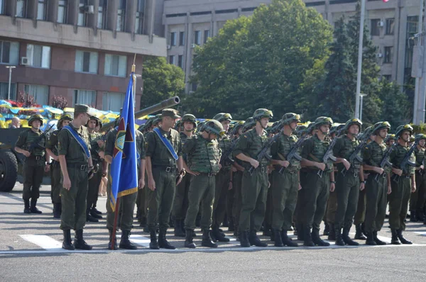 ZAPORIZHIA, UCRÂNIA 24 de agosto de 2016: Dia da Independência da Ucrânia. Marcha militar do exército ucraniano — Fotografia de Stock