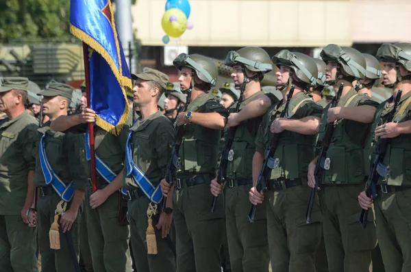 ZAPORIZHIA, UCRÂNIA 24 de agosto de 2016: Dia da Independência da Ucrânia. Marcha militar do exército ucraniano — Fotografia de Stock