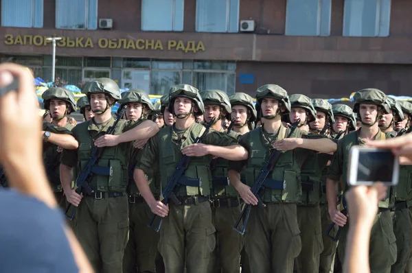 ZAPORIZHIA, UCRÂNIA 24 de agosto de 2016: Dia da Independência da Ucrânia. Marcha militar do exército ucraniano — Fotografia de Stock