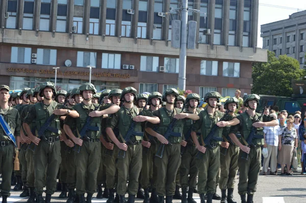 乌克兰 Zaporizhia 2016年8月24日: 乌克兰独立日。乌克兰军队的军事行军 — 图库照片