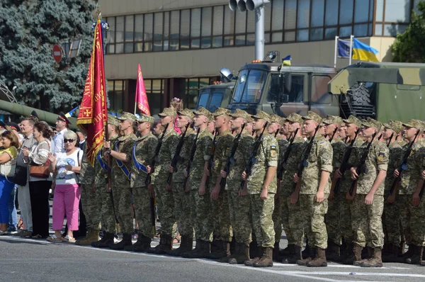 ZAPORIZHIA, UCRÂNIA 24 de agosto de 2016: Dia da Independência da Ucrânia. Marcha militar do exército ucraniano — Fotografia de Stock