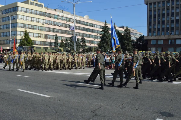 ZAPORIZHIA, UKRAINE August 24, 2016: Independence Day of Ukraine. Military march of Ukraine army — Stock Photo, Image