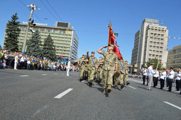 ZAPORIZHIA, UCRÂNIA 24 de agosto de 2016: Dia da Independência da Ucrânia. Marcha militar do exército ucraniano — Fotografia de Stock