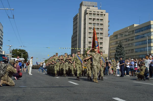 ZAPORIZHIA, UCRÂNIA 24 de agosto de 2016: Dia da Independência da Ucrânia. Marcha militar do exército ucraniano — Fotografia de Stock