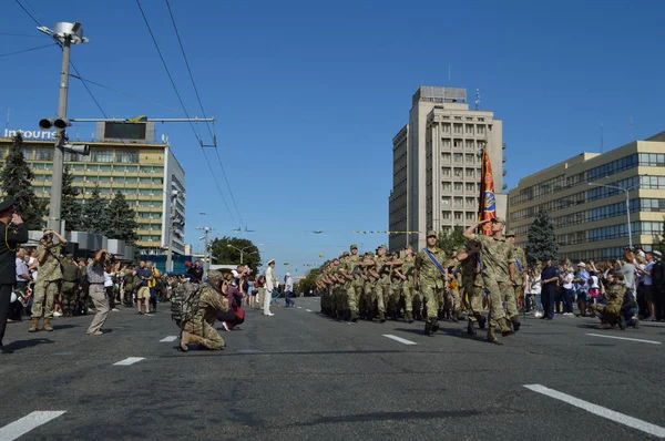 ZAPORIZHIE, UKRAINE 24 août 2016 : Jour de l'indépendance de l'Ukraine. Marche militaire de l'armée ukrainienne — Photo