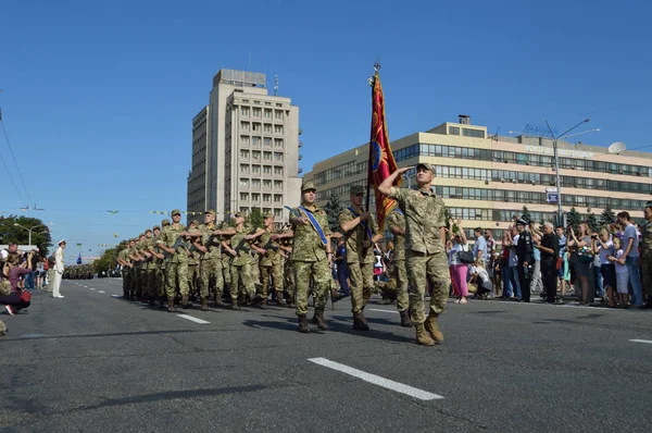 ZAPORIZHIE, UKRAINE 24 août 2016 : Jour de l'indépendance de l'Ukraine. Marche militaire de l'armée ukrainienne — Photo