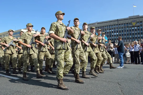 ZAPORIZHIA, UCRANIA 24 de agosto de 2016: Día de la Independencia de Ucrania. Marcha militar del ejército de Ucrania — Foto de Stock