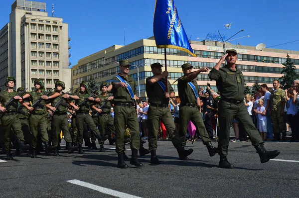 ZAPORIZHIE, UKRAINE 24 août 2016 : Jour de l'indépendance de l'Ukraine. Marche militaire de l'armée ukrainienne — Photo