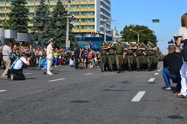 ZAPORIZHIE, UKRAINE 24 août 2016 : Jour de l'indépendance de l'Ukraine. Marche militaire de l'armée ukrainienne — Photo