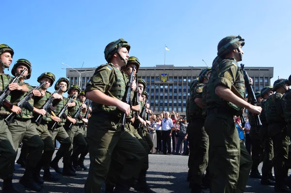 ZAPORIZHIA, UCRANIA 24 de agosto de 2016: Día de la Independencia de Ucrania. Marcha militar del ejército de Ucrania — Foto de Stock