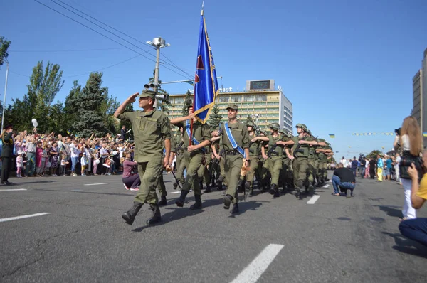 ZAPORIZHIA, UKRAINE 24 Agustus 2016: Hari Kemerdekaan Ukraina. Militer berbaris Ukraina tentara — Stok Foto