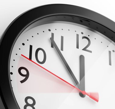 Beyaz duvardaki siyah plastik ofis saati.