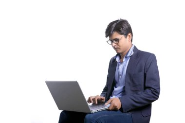 dizüstü bilgisayarda çalışan Hintli adam