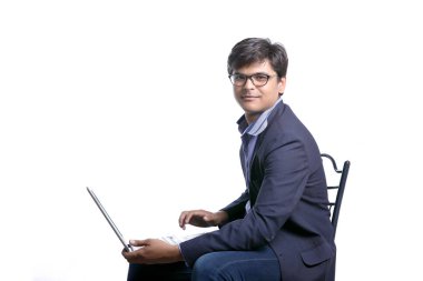 dizüstü bilgisayarda çalışan Hintli adam