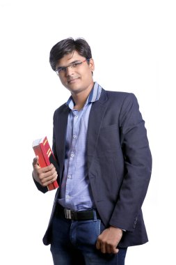 kitap ile takım elbise üzerinde genç Hintli 